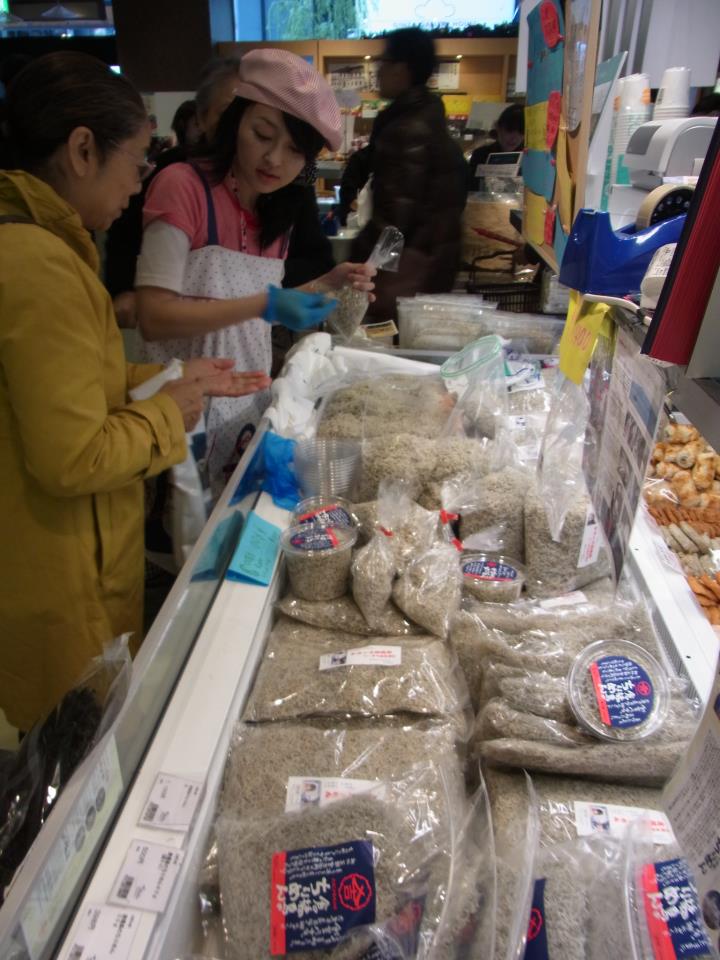 （12/22～24）3連休は 人気のちりめん量り売り，いろんな広島の「おいしい！」の試食販売